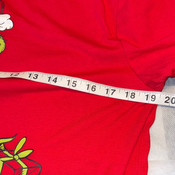 Grinch Christmas Holiday Party Red Graphic T-shirt Size Medium New Unisex M - Picture 7 of 11